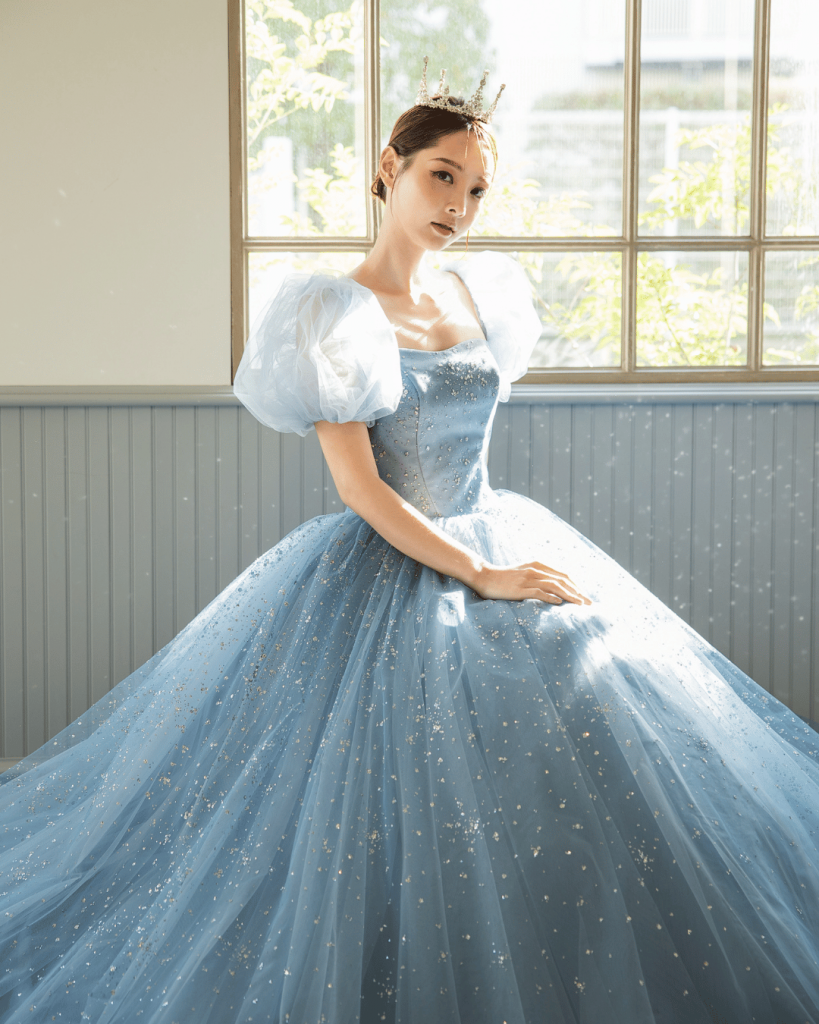 カラー変更とサイズオーダーに対応したカラードレス。ブルーのグリッタードレス。