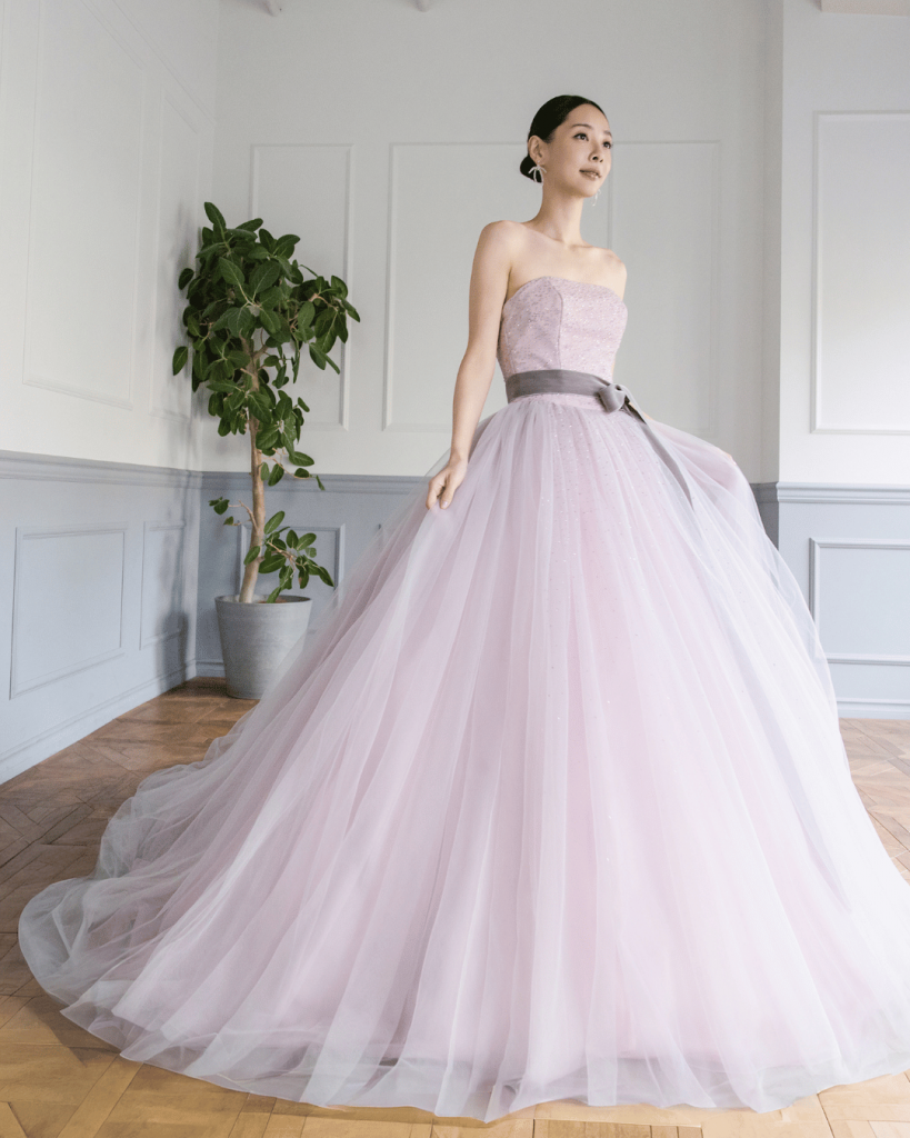 セミオーダー購入で叶えるカラードレス。カラー変更とサイズオーダーのイメージ。