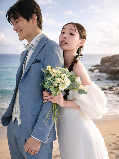 沖縄・ハワイ婚の花嫁向け、セミオーダーのウェディングドレスを海辺で撮影したイメージ